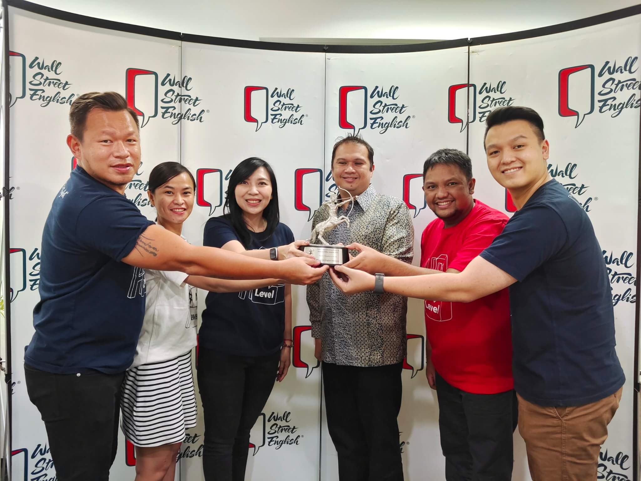 Bangkit dan Tumbuh di Masa Sulit, Wall Street English Indonesia Terima Penghargaan Industry Champions of the Year