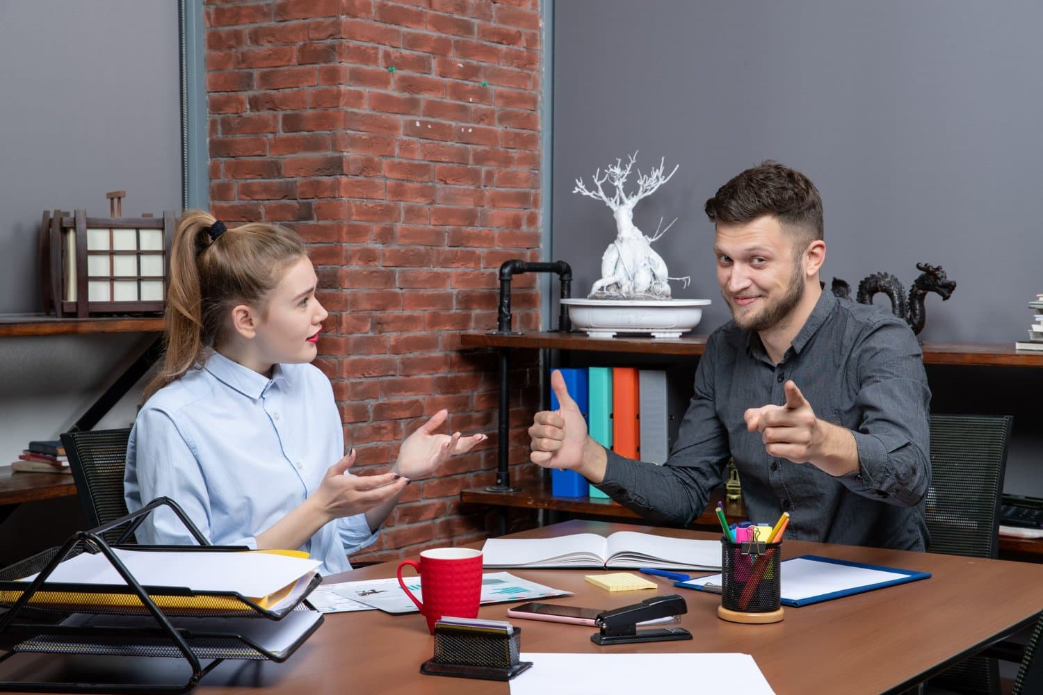 AI vs Human Coach: Mana yang Lebih Efektif untuk Belajar Bahasa Inggris?