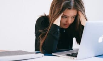 7 Cara Mengatasi Stres Kerja yang Bisa Kamu Lakukan