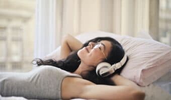 Mendengarkan Musik Dapat Meningkatkan Bahasa Inggris? Ini Alasannya!