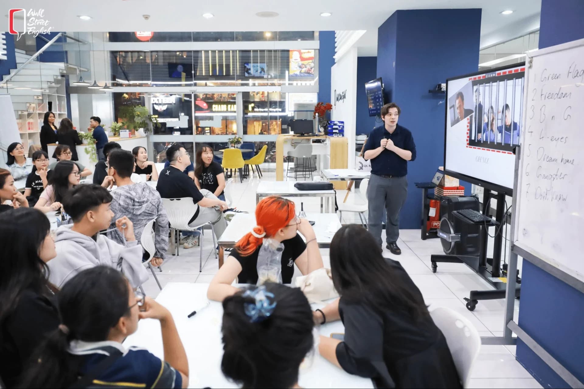 Bagaimana Kafe Ini Membantu dalam Belajar Bahasa Inggris? (Social Club Cafe Wall Street English)